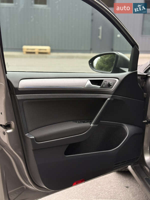 Хэтчбек Volkswagen e-Golf 2015 в Каменец-Подольском