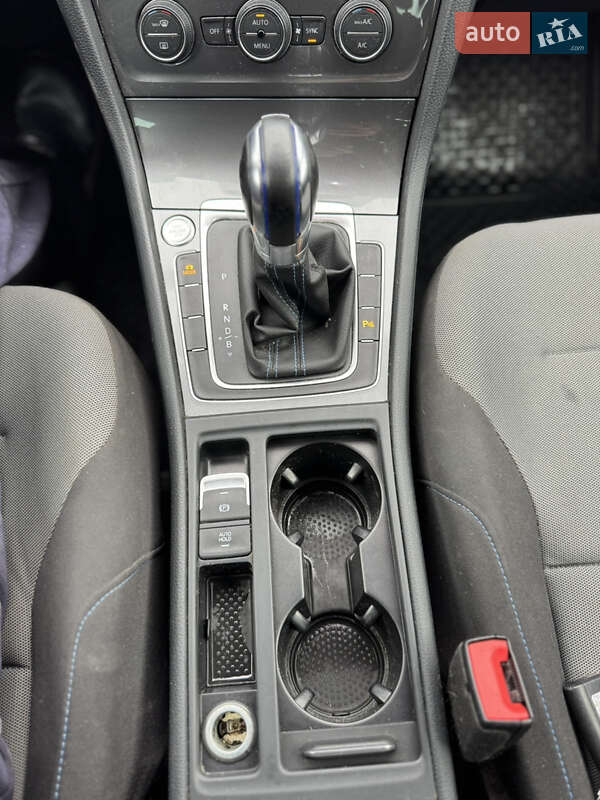 Хетчбек Volkswagen e-Golf 2015 в Рівному