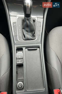 Хетчбек Volkswagen e-Golf 2020 в  фото 30 Хетчбек Volkswagen e-Golf 2020 в