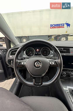 Хетчбек Volkswagen e-Golf 2020 в  фото 41 Хетчбек Volkswagen e-Golf 2020 в