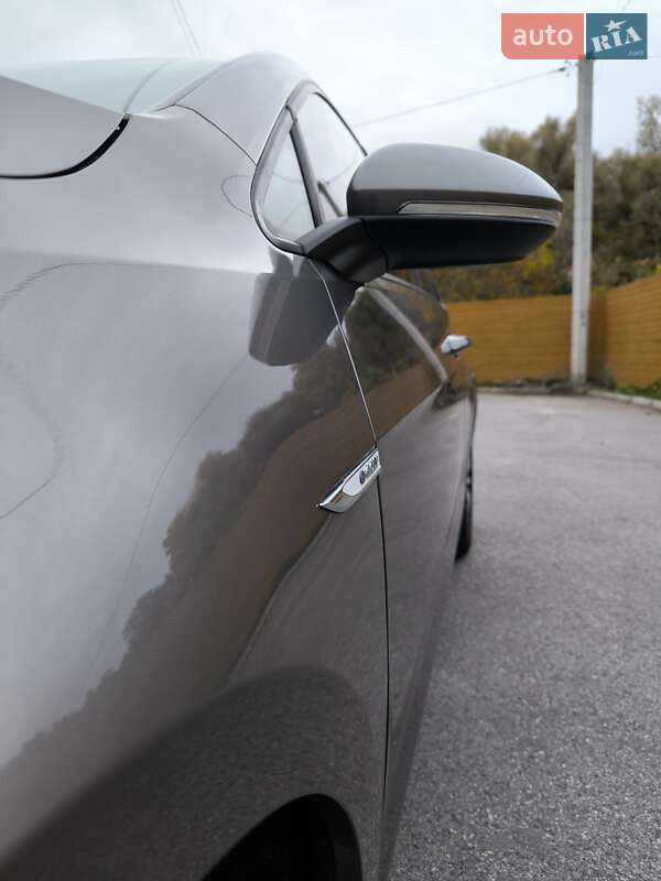 Хэтчбек Volkswagen e-Golf 2015 в Чернигове