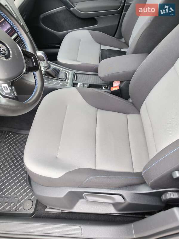 Хэтчбек Volkswagen e-Golf 2015 в Чернигове