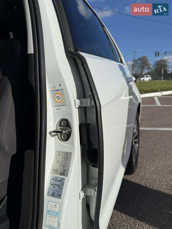 Хетчбек Volkswagen e-Golf 2016 в Житомирі