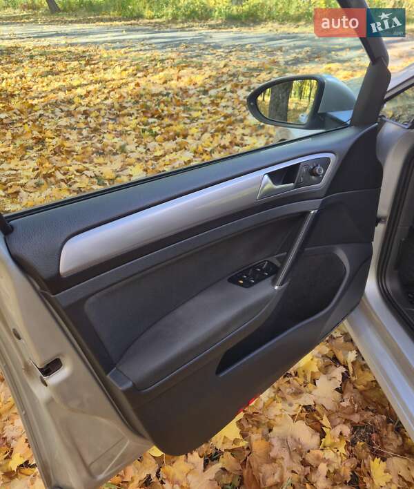 Хэтчбек Volkswagen e-Golf 2016 в Лозовой