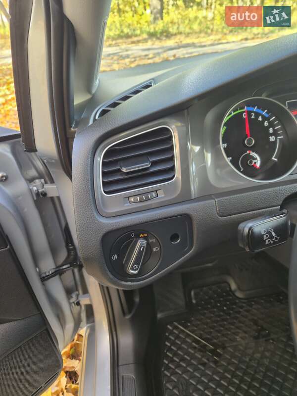 Хэтчбек Volkswagen e-Golf 2016 в Лозовой