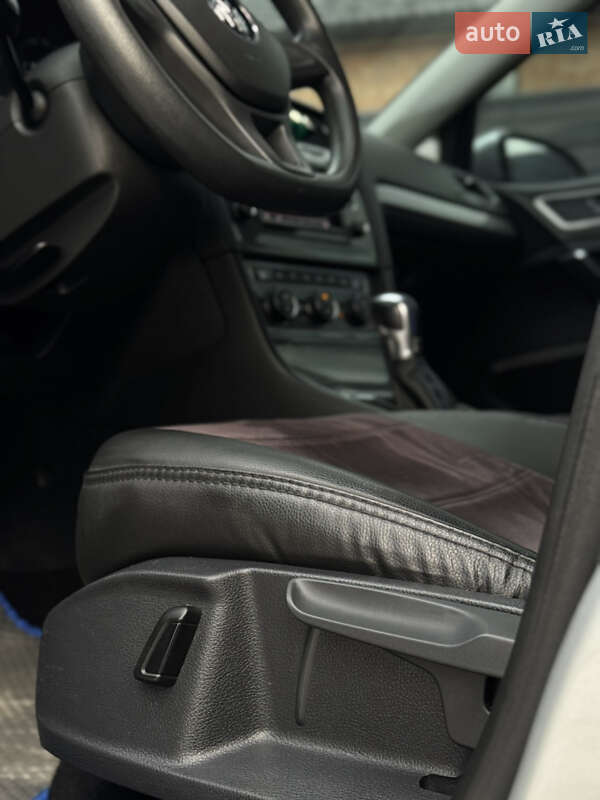 Хэтчбек Volkswagen e-Golf 2015 в Черновцах