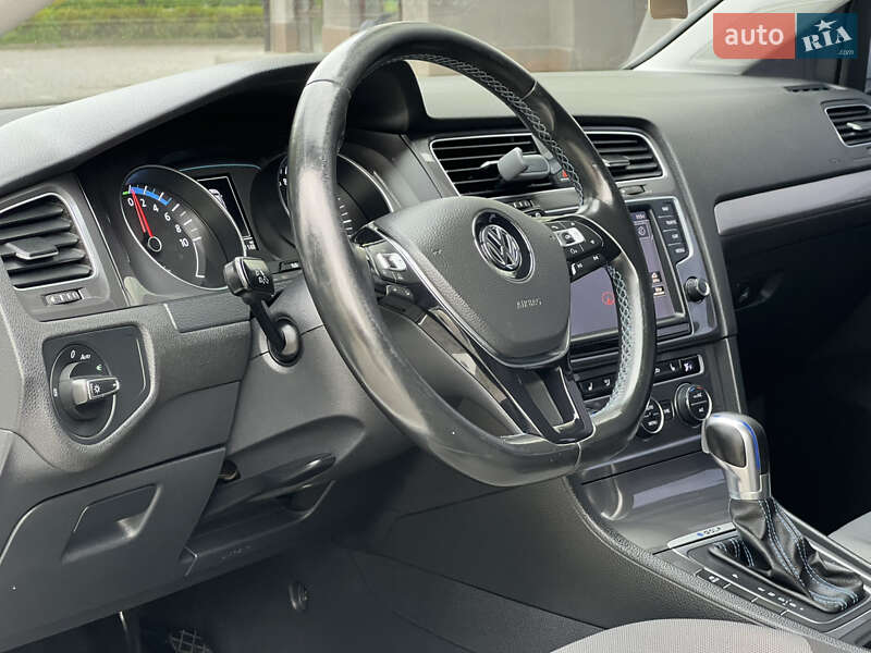 Хетчбек Volkswagen e-Golf 2015 в Івано-Франківську