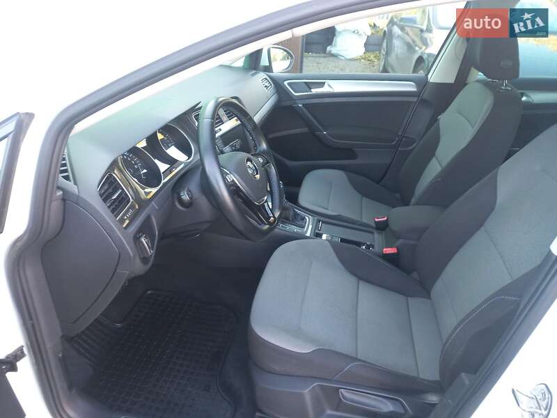 Хетчбек Volkswagen e-Golf 2015 в Шептицькому