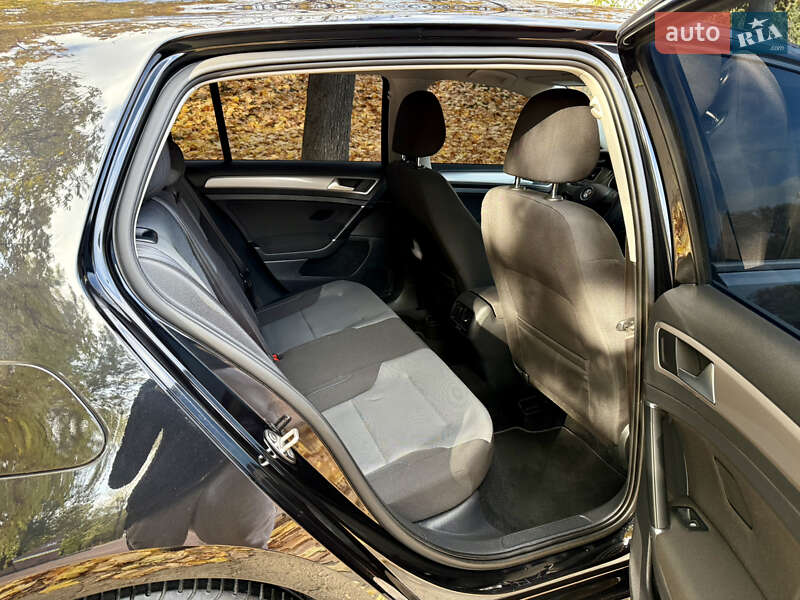 Хэтчбек Volkswagen e-Golf 2015 в Кропивницком