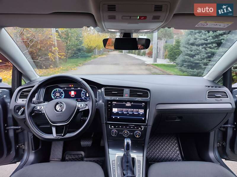 Хэтчбек Volkswagen e-Golf 2018 в Киеве