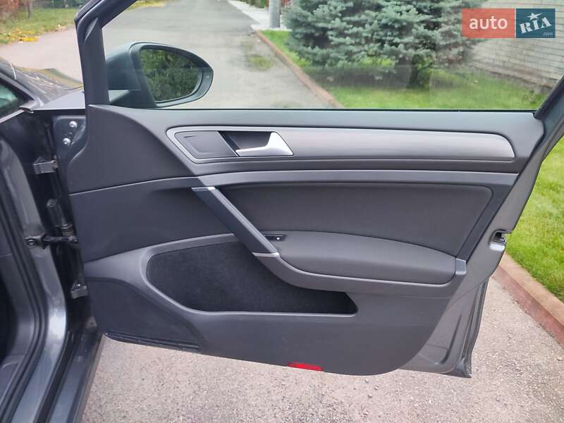 Хэтчбек Volkswagen e-Golf 2018 в Киеве