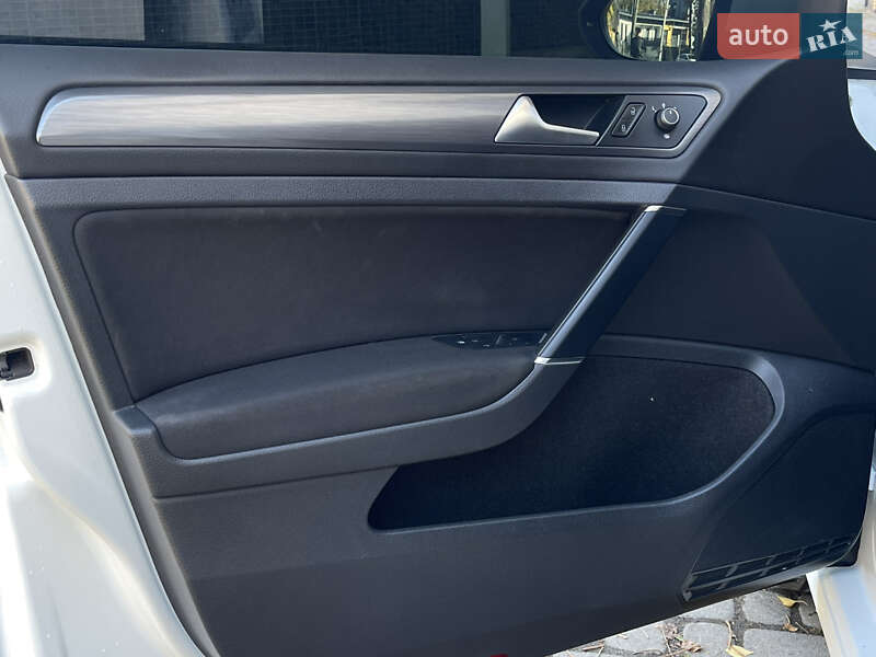 Хэтчбек Volkswagen e-Golf 2019 в Львове