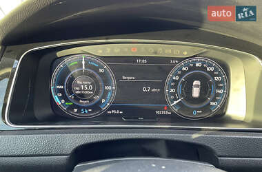 Хэтчбек Volkswagen e-Golf 2016 в 