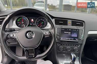 Хэтчбек Volkswagen e-Golf 2017 в 