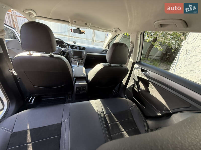 Хетчбек Volkswagen e-Golf 2017 в Дніпрі