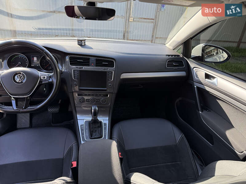 Хетчбек Volkswagen e-Golf 2017 в Дніпрі