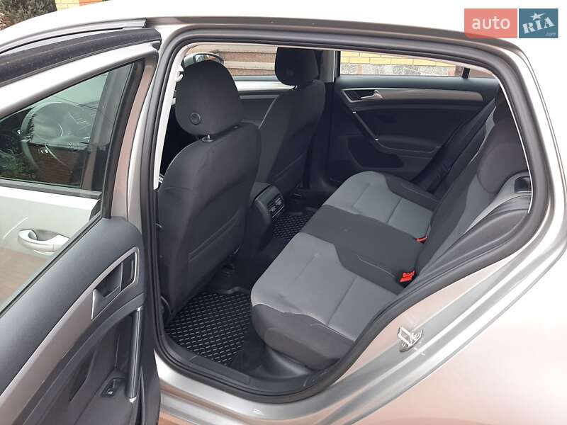 Хэтчбек Volkswagen e-Golf 2015 в Полтаве