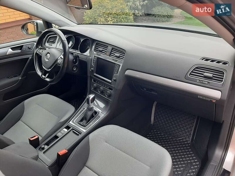 Хэтчбек Volkswagen e-Golf 2015 в Полтаве