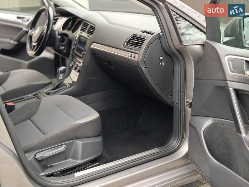 Хэтчбек Volkswagen e-Golf 2015 в Ивано-Франковске