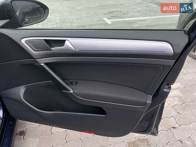 Хэтчбек Volkswagen e-Golf 2015 в Львове