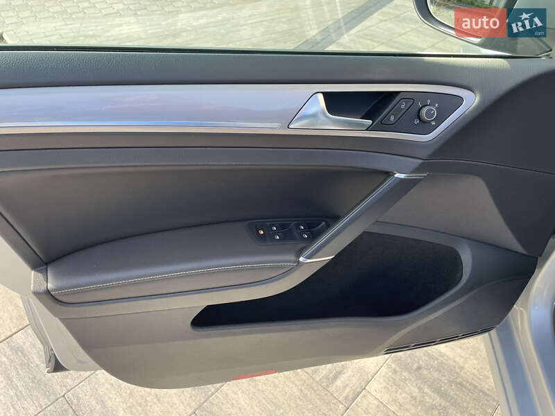 Хэтчбек Volkswagen e-Golf 2017 в Кропивницком