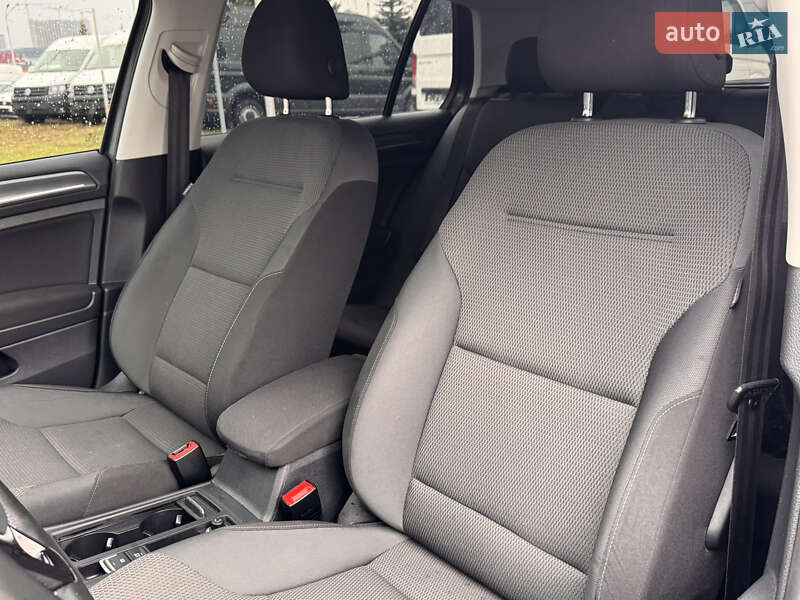 Хэтчбек Volkswagen e-Golf 2017 в Киеве