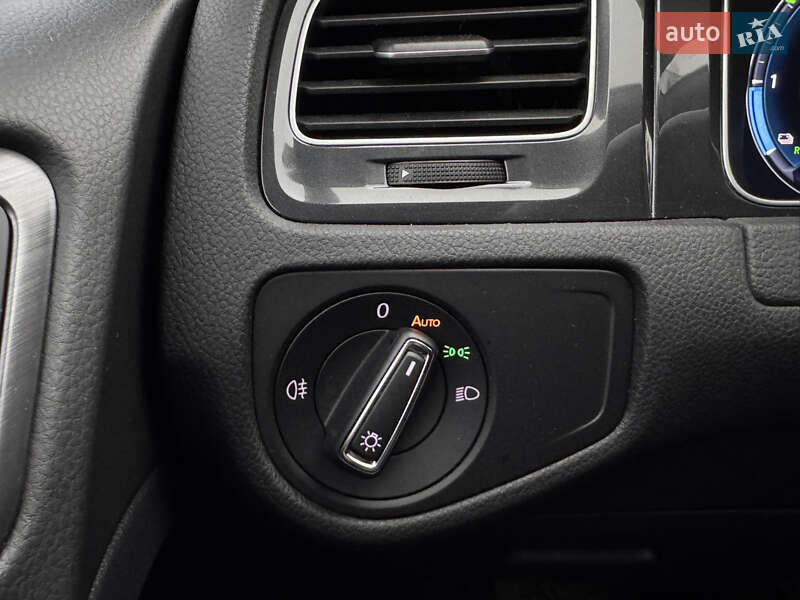 Хэтчбек Volkswagen e-Golf 2017 в Киеве