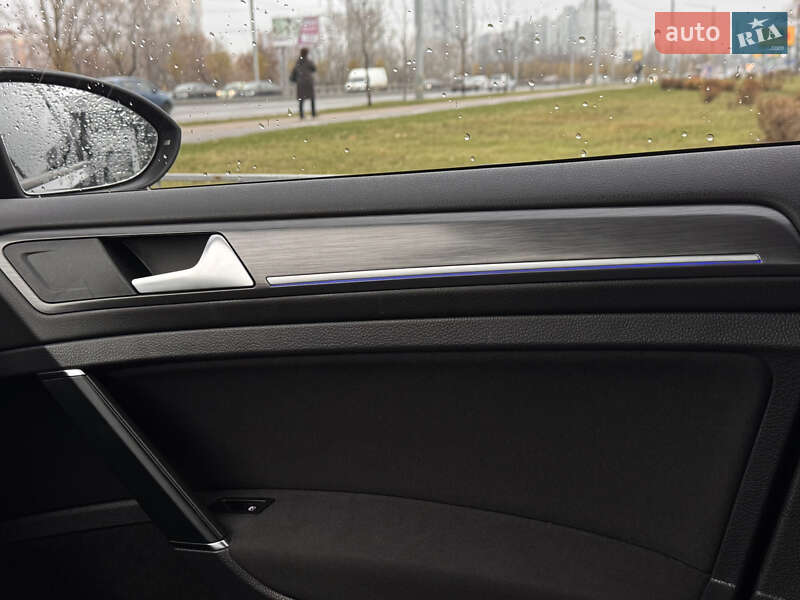 Хэтчбек Volkswagen e-Golf 2017 в Киеве