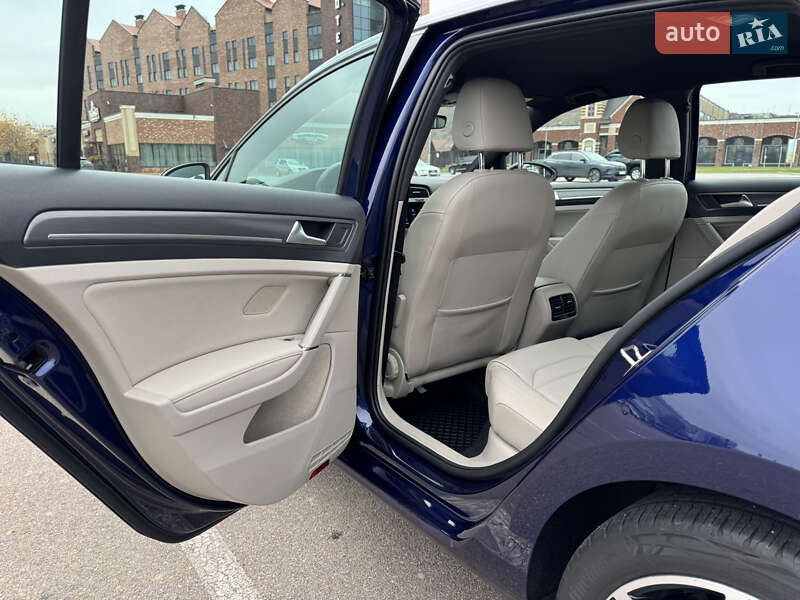 Хэтчбек Volkswagen e-Golf 2020 в Киеве