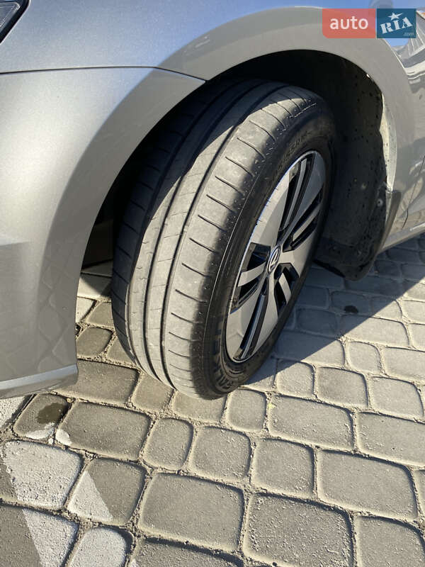 Хетчбек Volkswagen e-Golf 2015 в Дніпрі