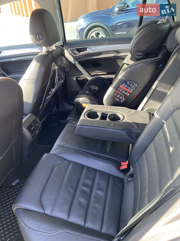 Хетчбек Volkswagen e-Golf 2015 в Дніпрі