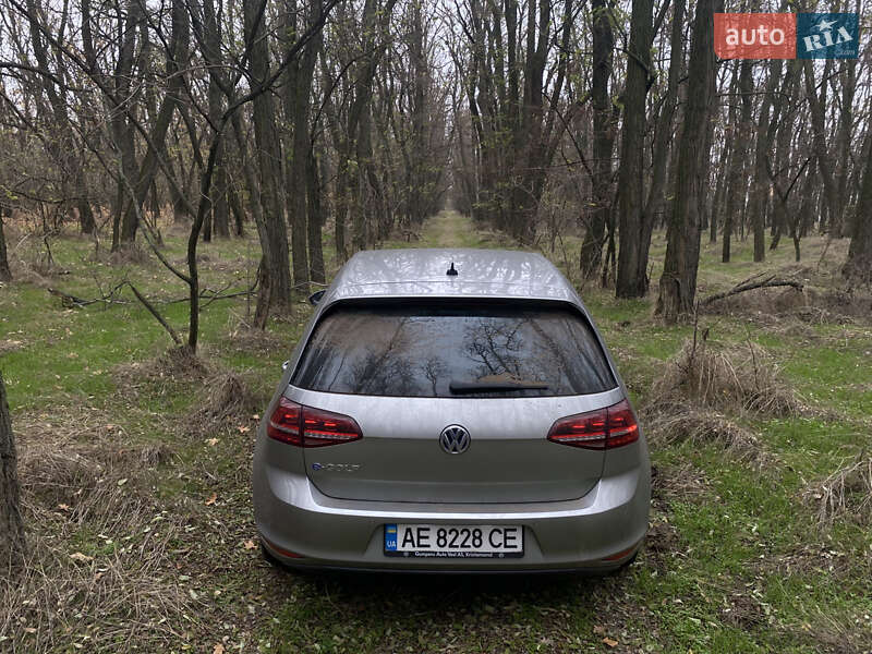 Хетчбек Volkswagen e-Golf 2015 в Дніпрі