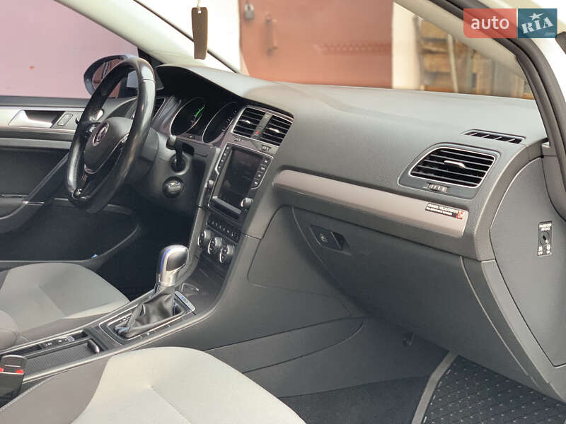 Хэтчбек Volkswagen e-Golf 2015 в Ивано-Франковске