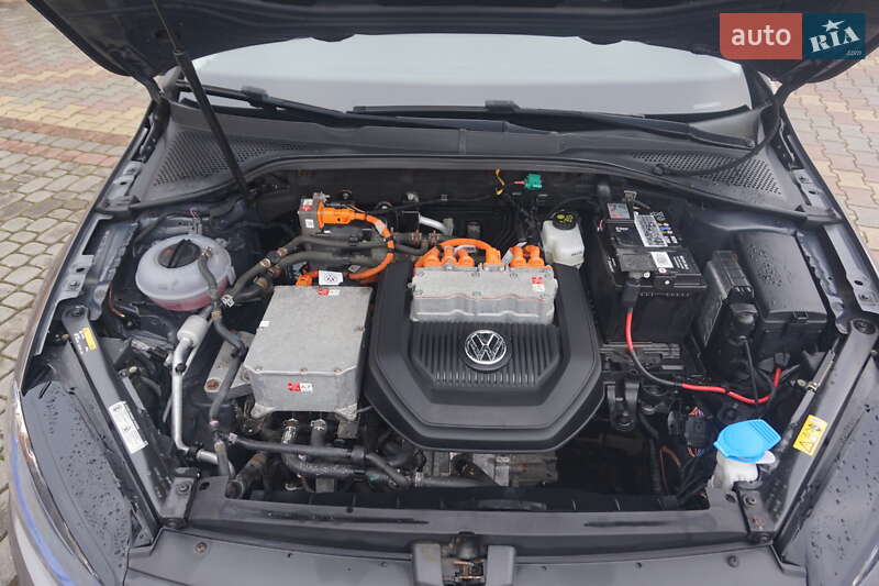 Хэтчбек Volkswagen e-Golf 2015 в Самборе