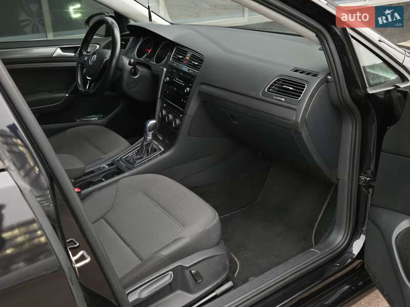 Хэтчбек Volkswagen e-Golf 2019 в Киеве