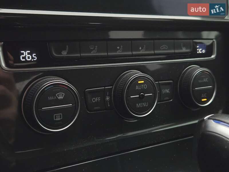 Хэтчбек Volkswagen e-Golf 2019 в Киеве