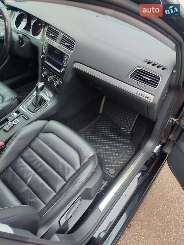 Хетчбек Volkswagen e-Golf 2016 в Кривому Розі фото 10 Хетчбек Volkswagen e-Golf 2016 в Кривому Розі