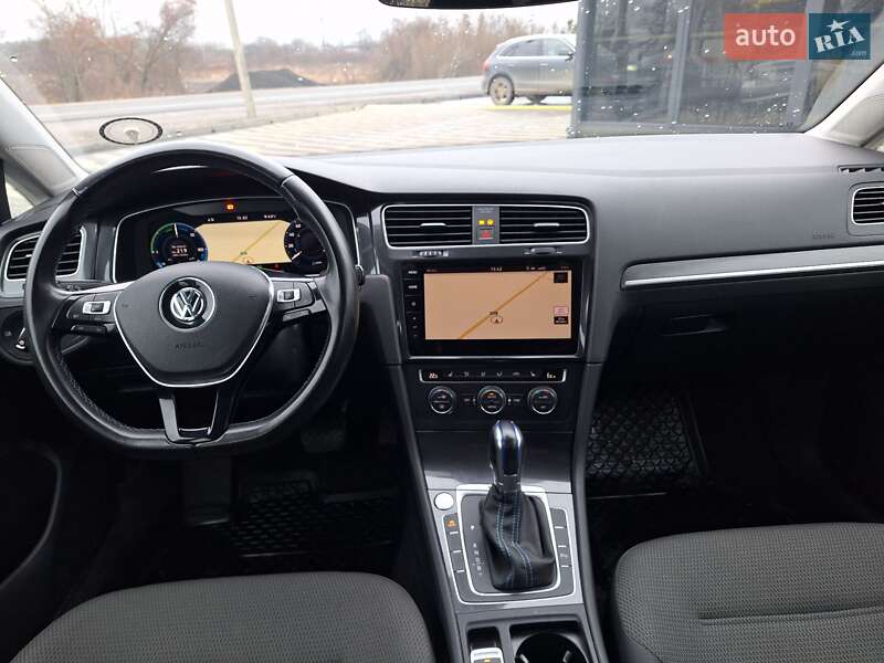 Хетчбек Volkswagen e-Golf 2017 в Городку