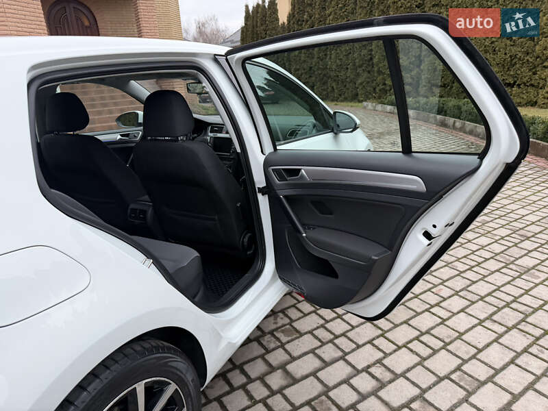 Хетчбек Volkswagen e-Golf 2015 в Рівному