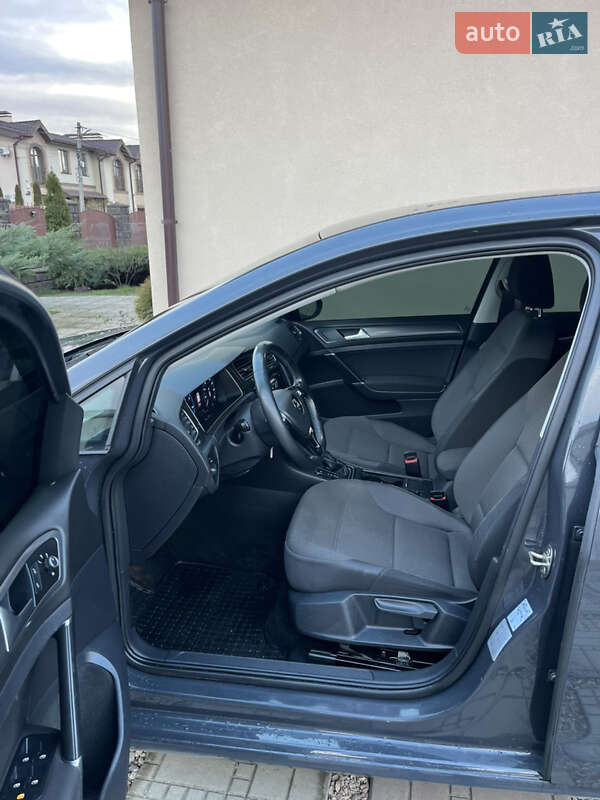 Хэтчбек Volkswagen e-Golf 2017 в Ужгороде