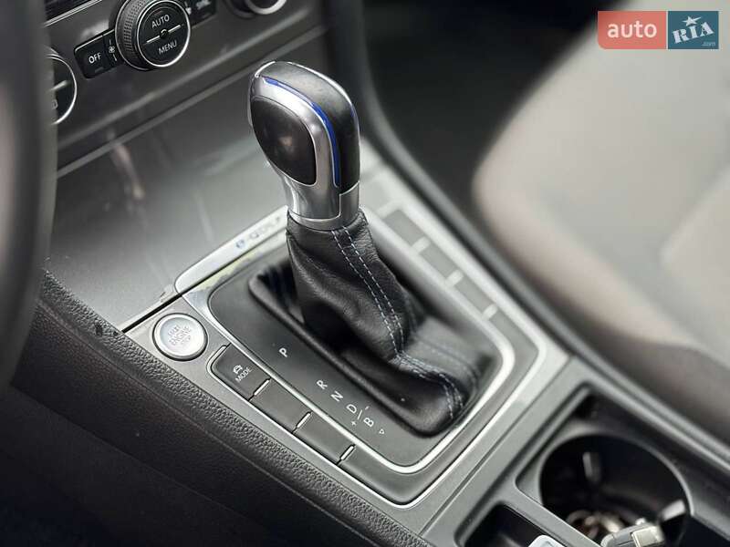 Хэтчбек Volkswagen e-Golf 2016 в Киеве