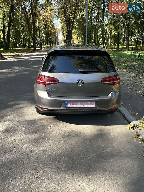Хетчбек Volkswagen e-Golf 2015 в Чернівцях