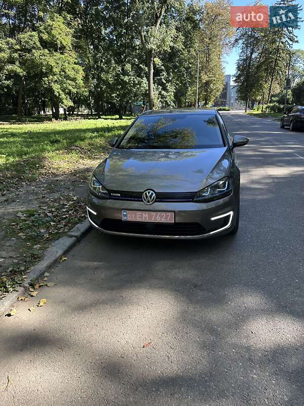 Хетчбек Volkswagen e-Golf 2015 в Чернівцях