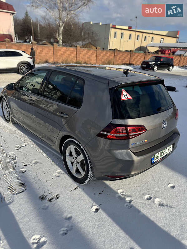 Хетчбек Volkswagen e-Golf 2015 в Рівному