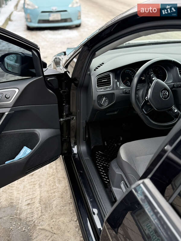 Хетчбек Volkswagen e-Golf 2015 в Житомирі