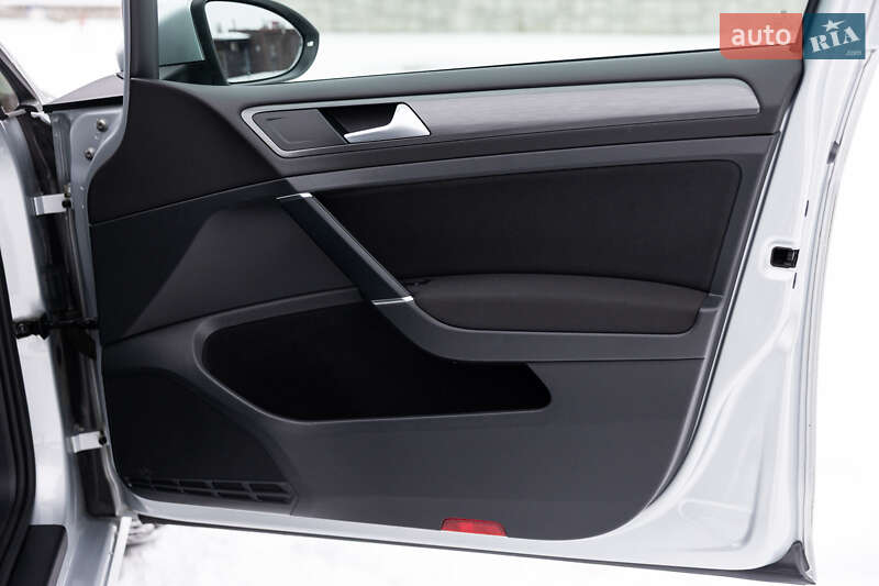 Хэтчбек Volkswagen e-Golf 2019 в Луцке фото 70 Хэтчбек Volkswagen e-Golf 2019 в Луцке