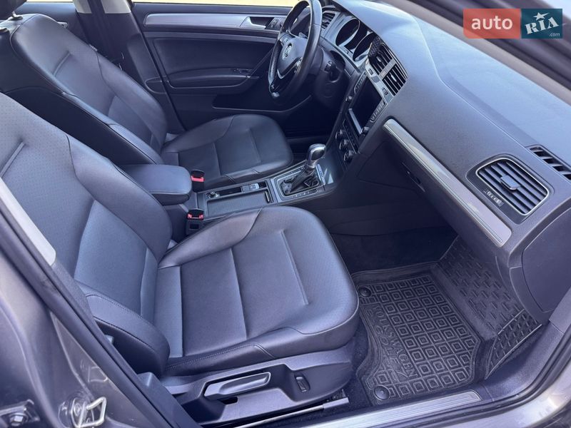 Хэтчбек Volkswagen e-Golf 2016 в Киеве