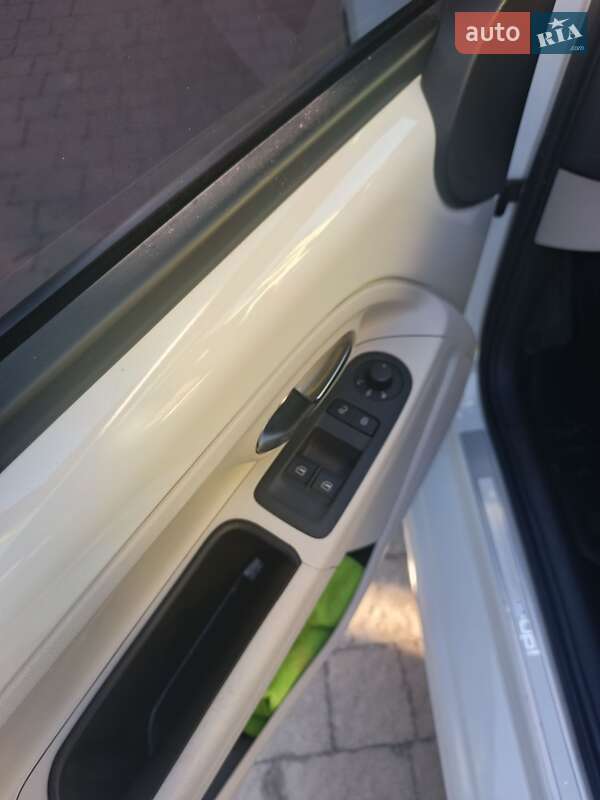 Хэтчбек Volkswagen e-Up 2015 в Дереваче