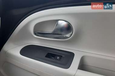 Хэтчбек Volkswagen e-Up 2015 в 