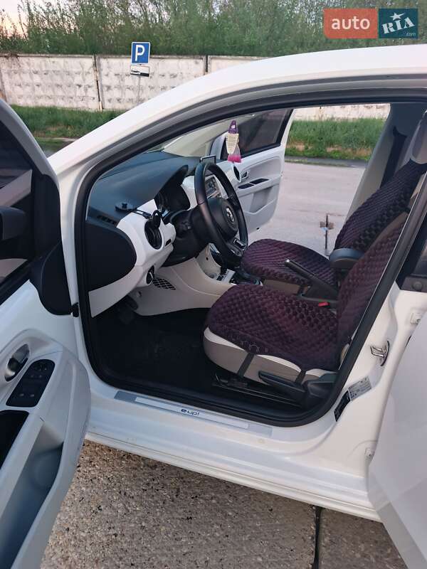 Хэтчбек Volkswagen e-Up 2015 в Дереваче